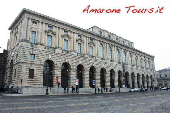 Anteprima Amarone took place inside Palazzo della Granguardia in piazza Bra, where the Roman amphitheater of Verona is.