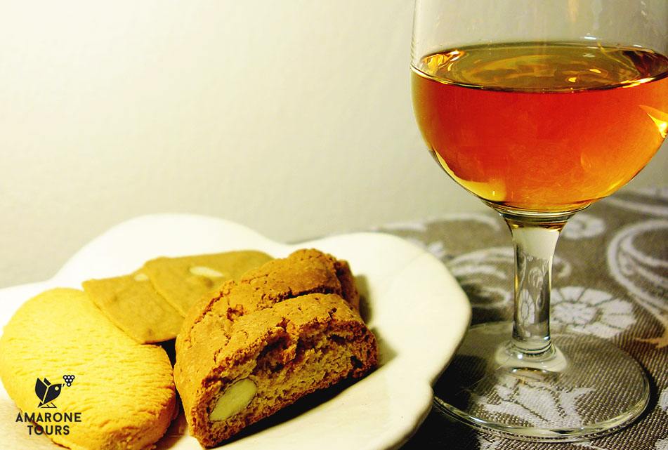 Recioto di Soave with cookies