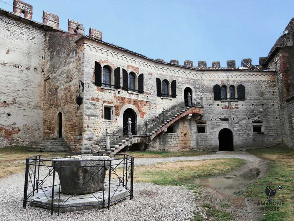 The internal courtyard of Saove's castle